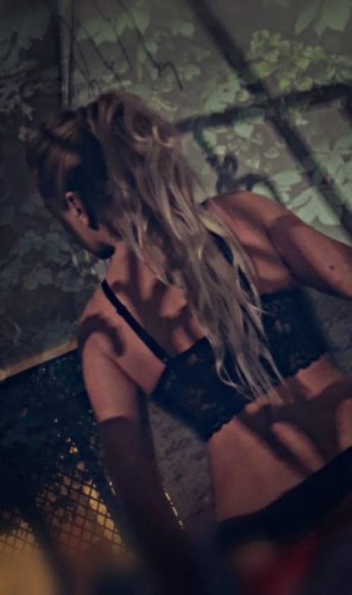 nelli escort